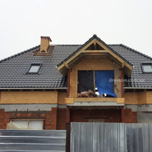Valmovaya krovlya pod keramecheskoy cherepitsey 8 s nadpisyu